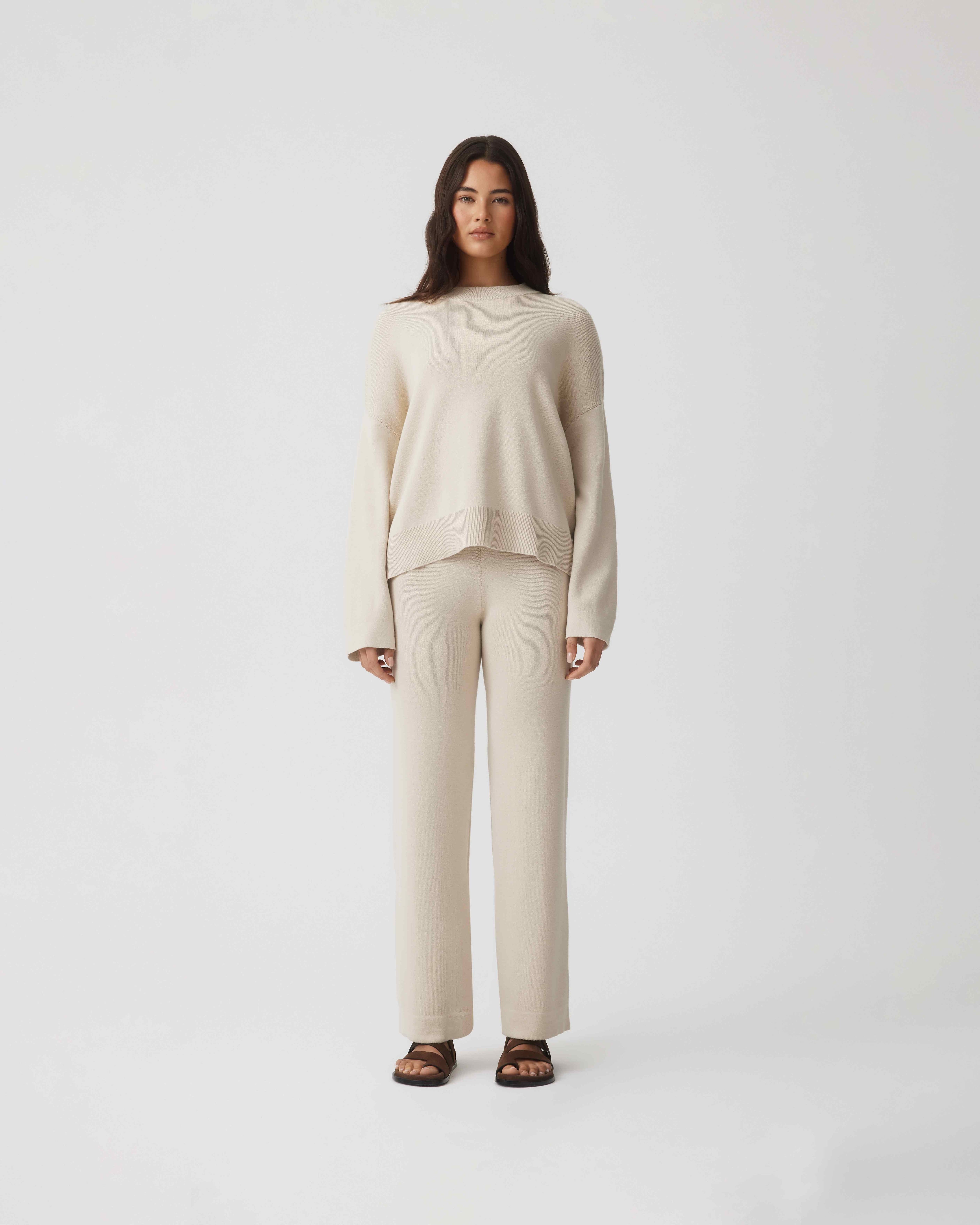 model:Paris|caption:Paris wears a size S|text:#ffffff