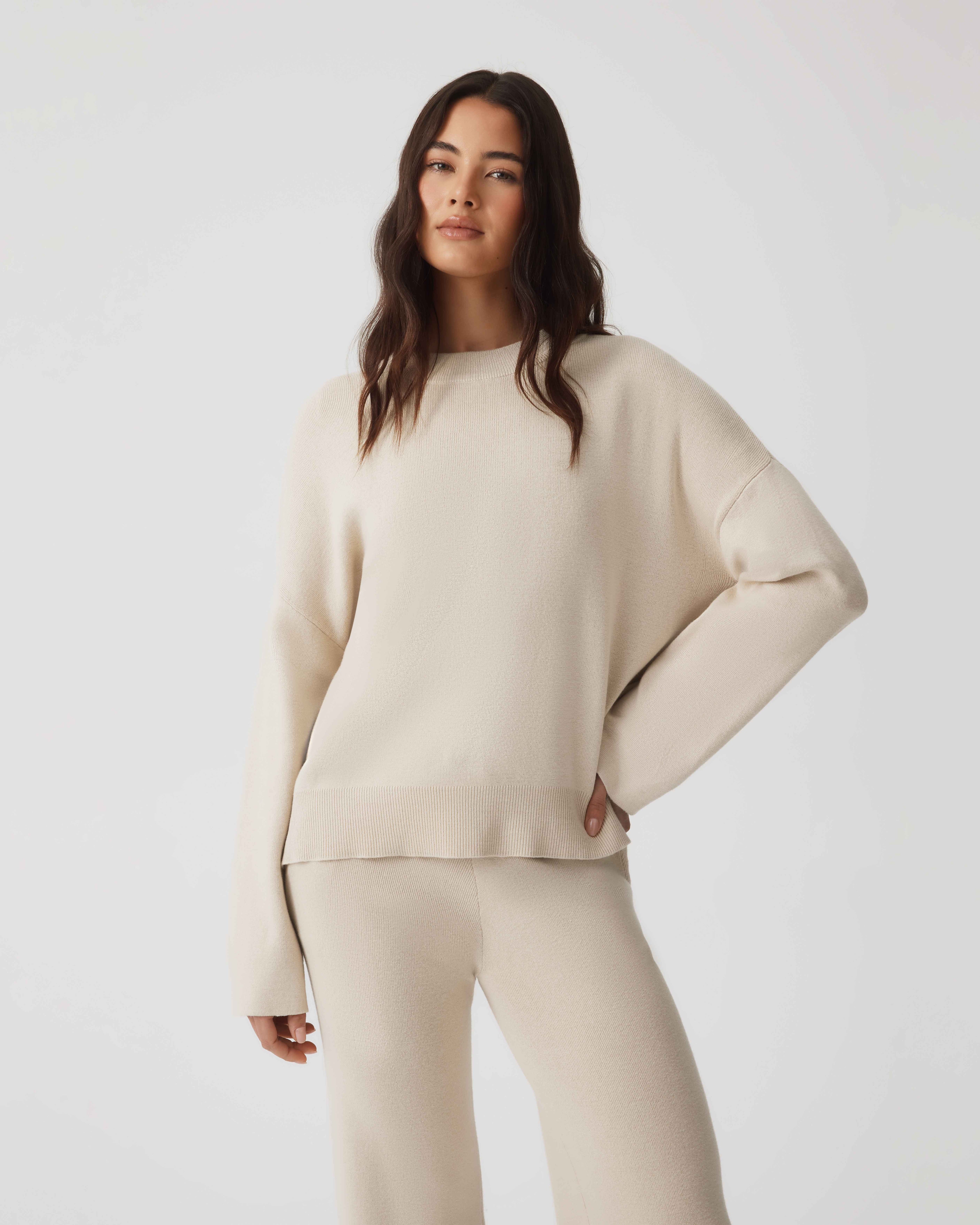 model:Paris|caption:Paris wears a size S|text:#ffffff