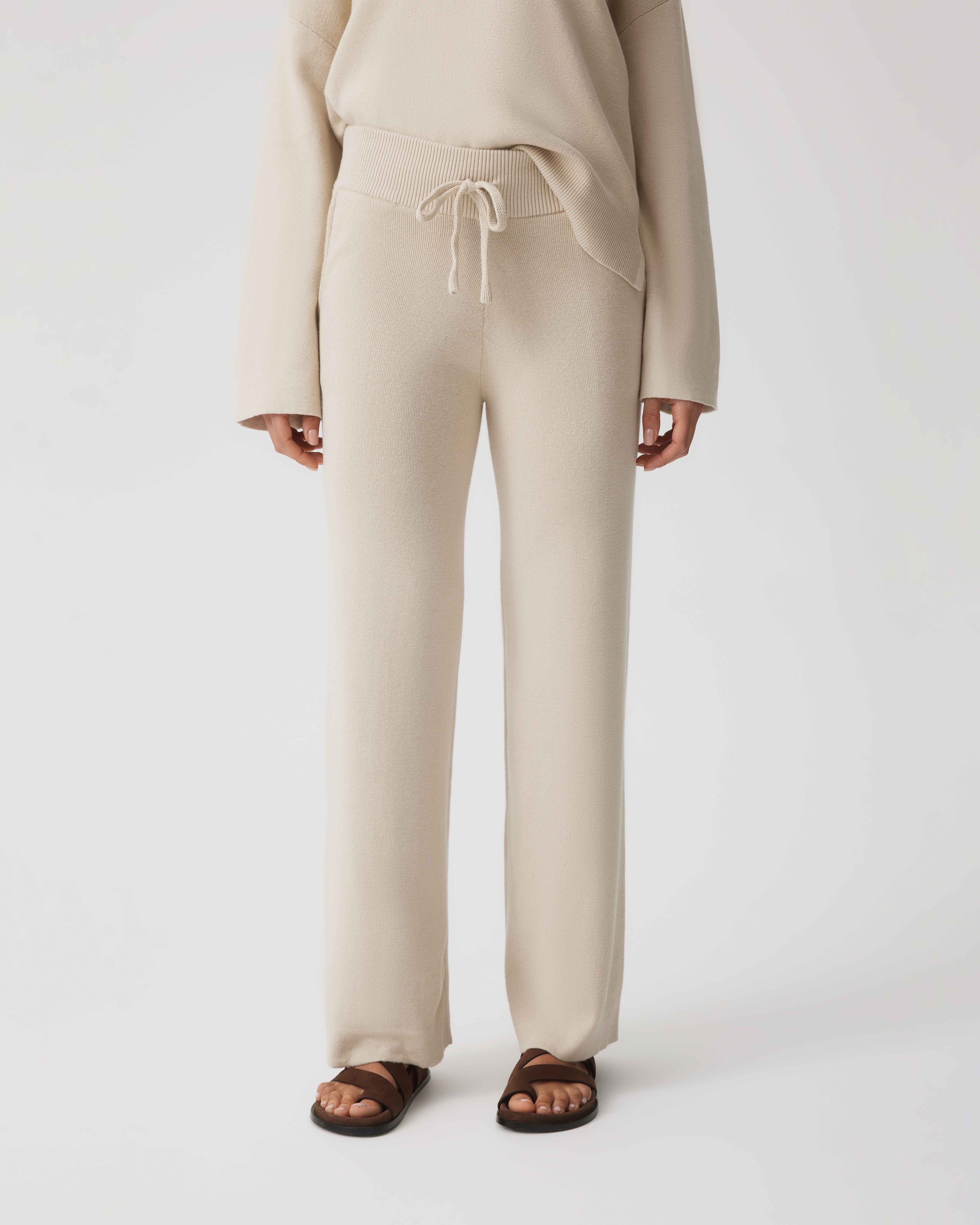 model:Paris|caption:Paris wears a size S|text:#ffffff