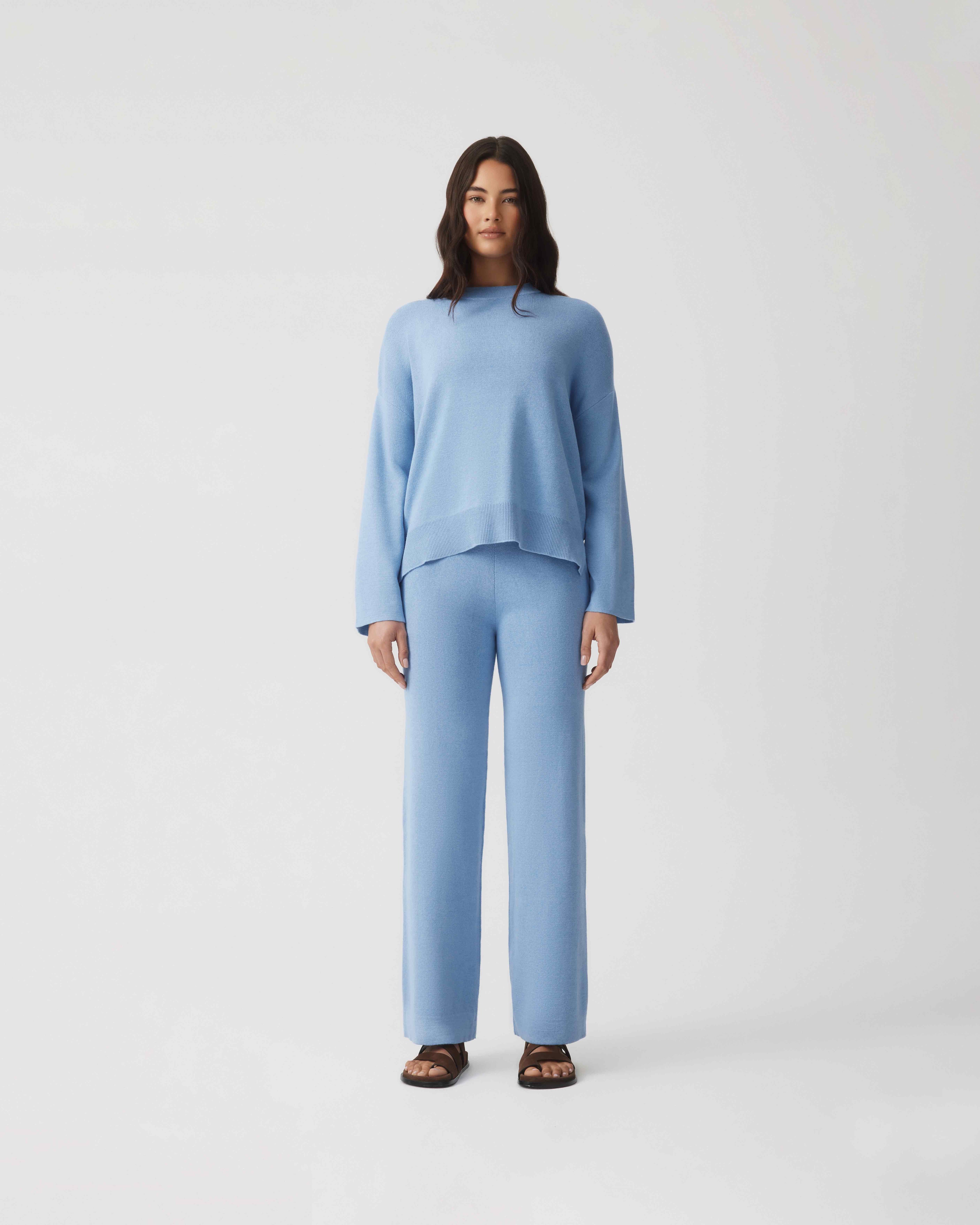 model:Paris|caption:Paris wears a size S|text:#ffffff