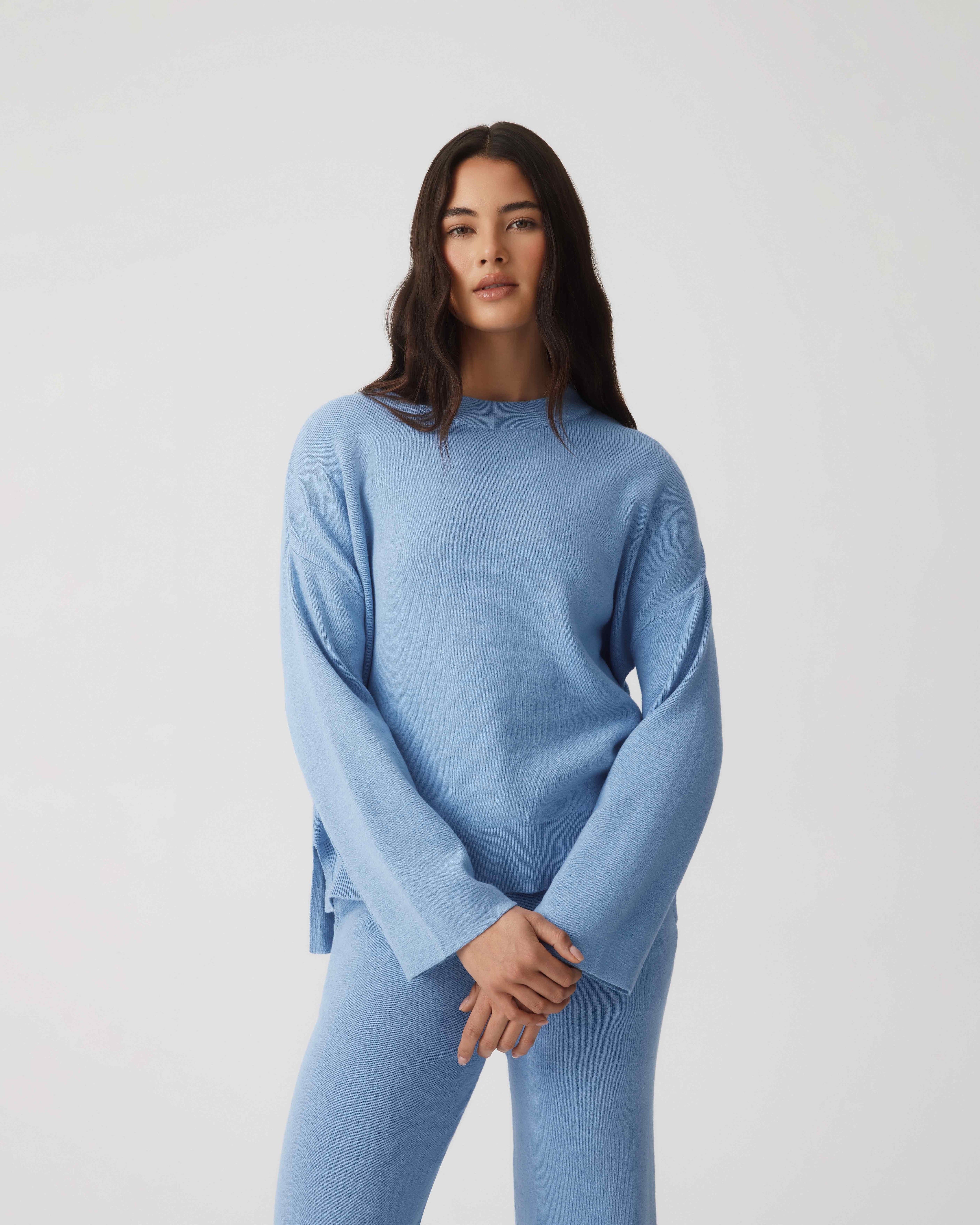 model:Paris|caption:Paris wears a size S|text:#ffffff