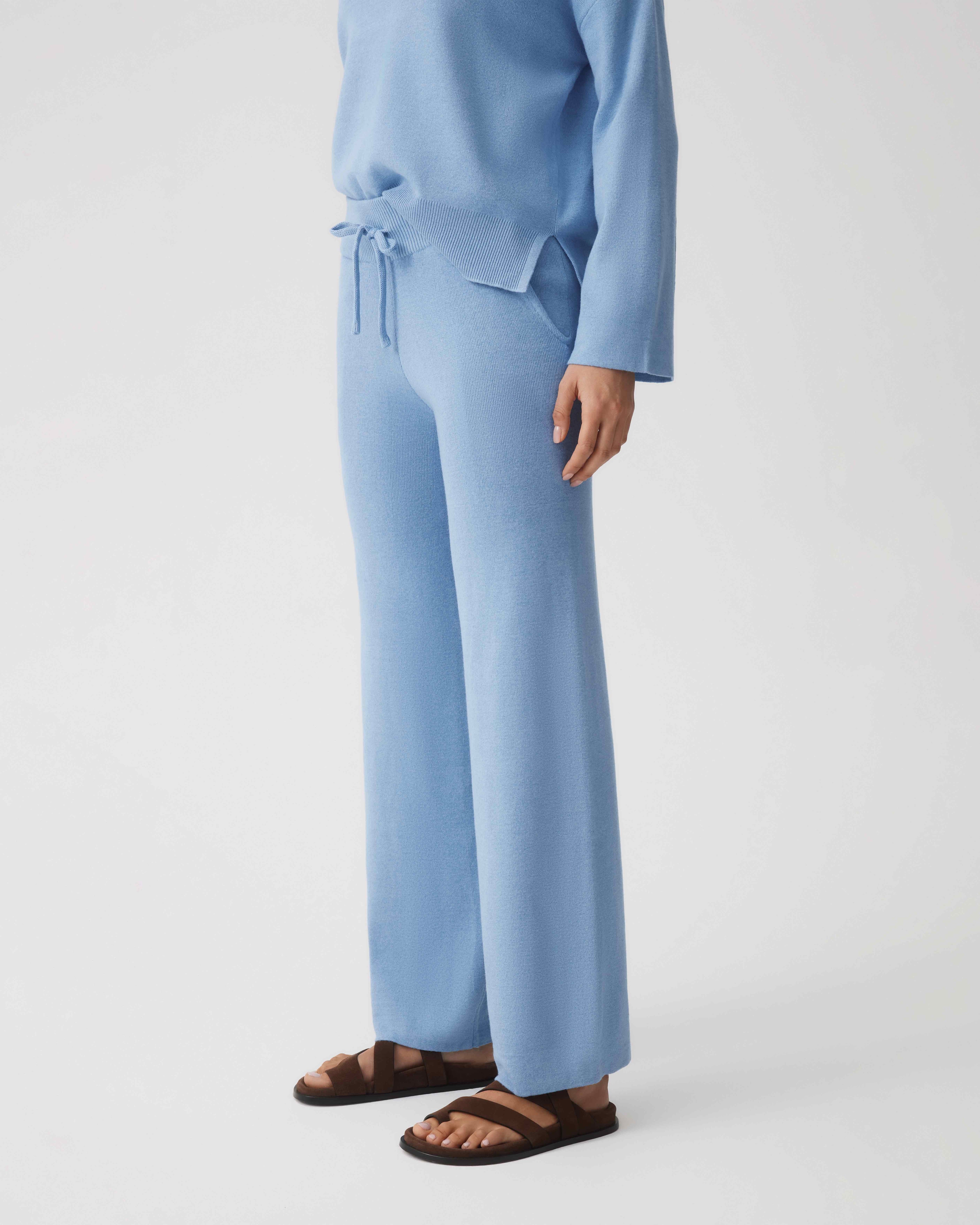 model:Paris|caption:Paris wears a size S|text:#ffffff