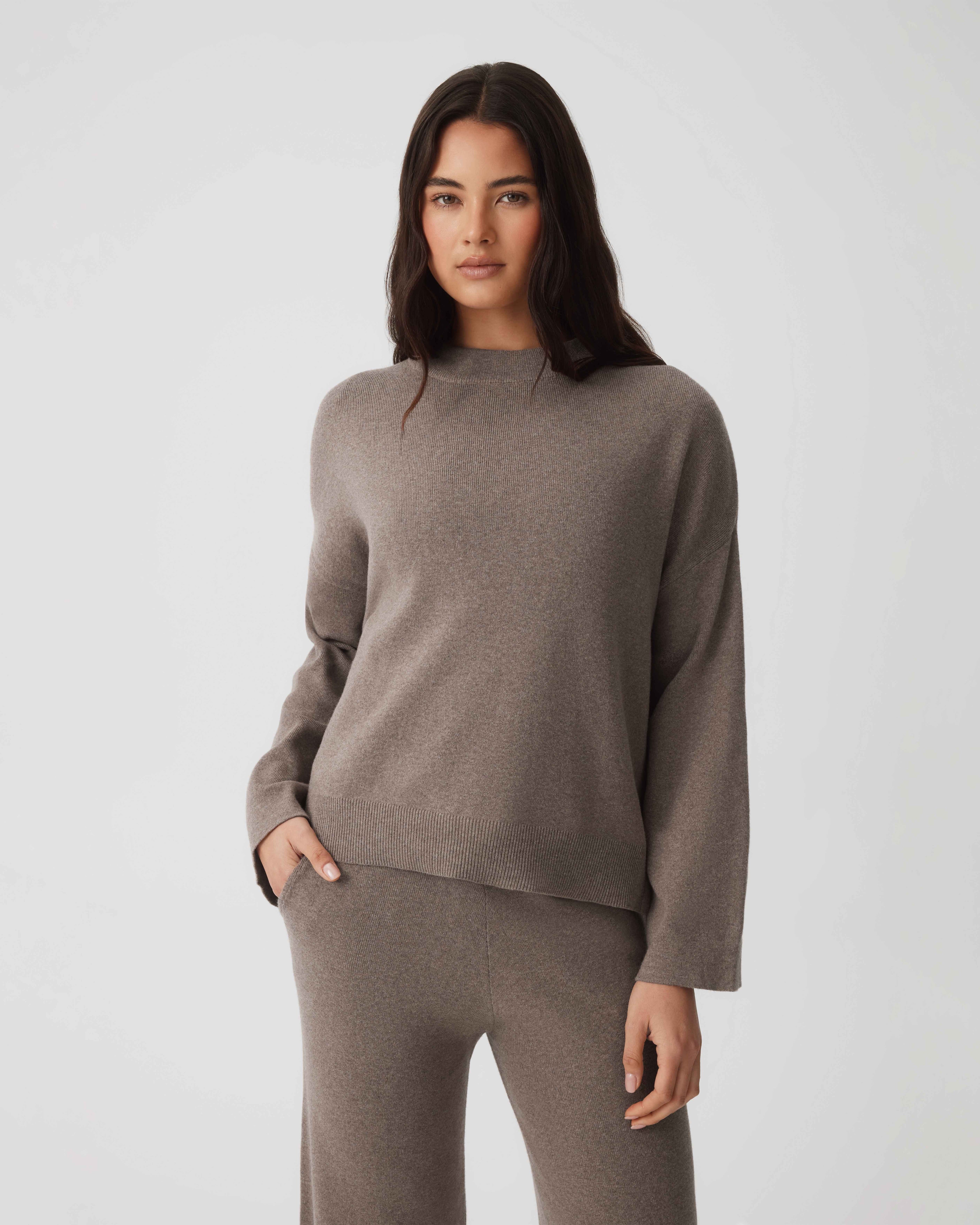 model:Paris|caption:Paris wears a size S|text:#ffffff