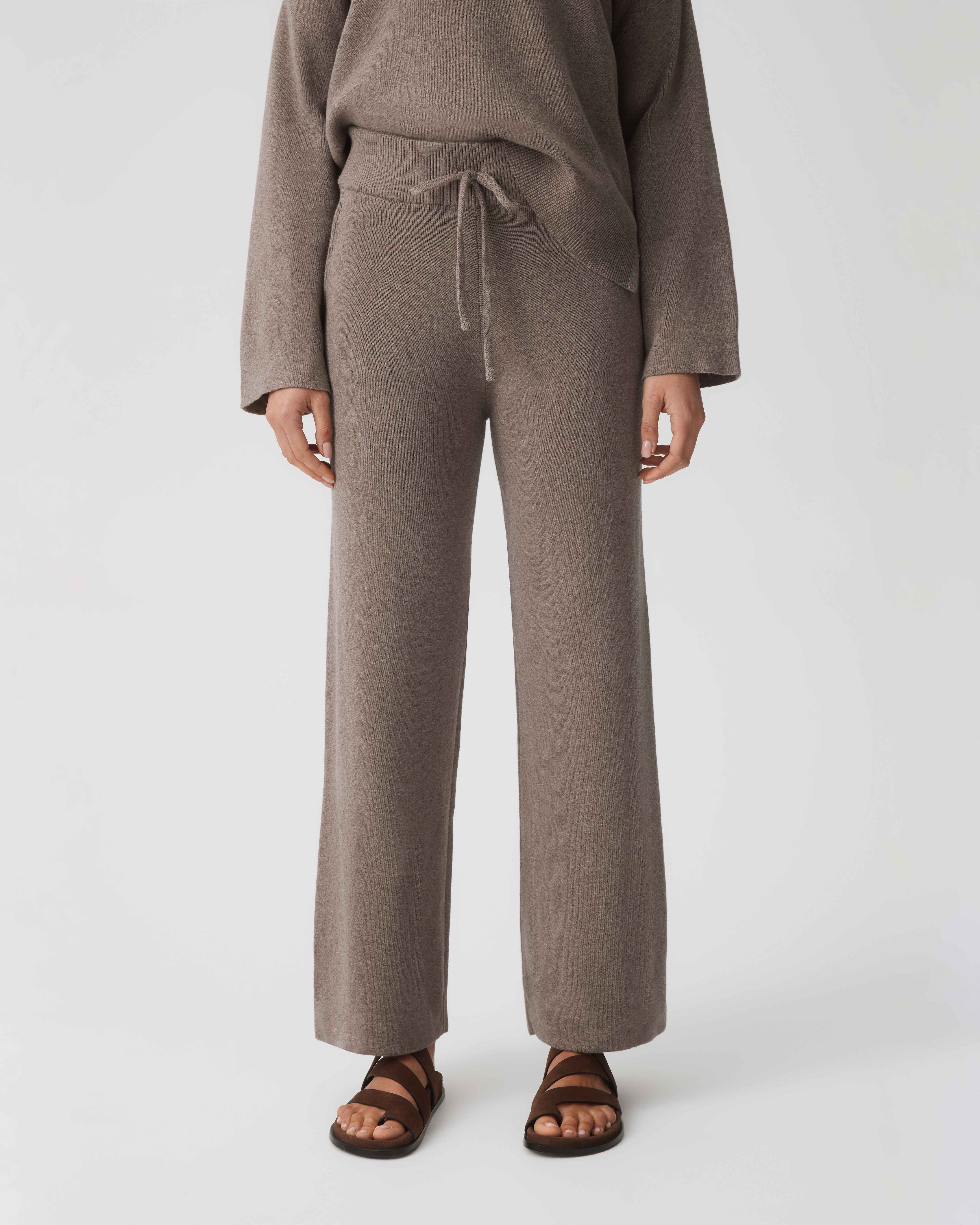 model:Paris|caption:Paris wears a size S|text:#ffffff