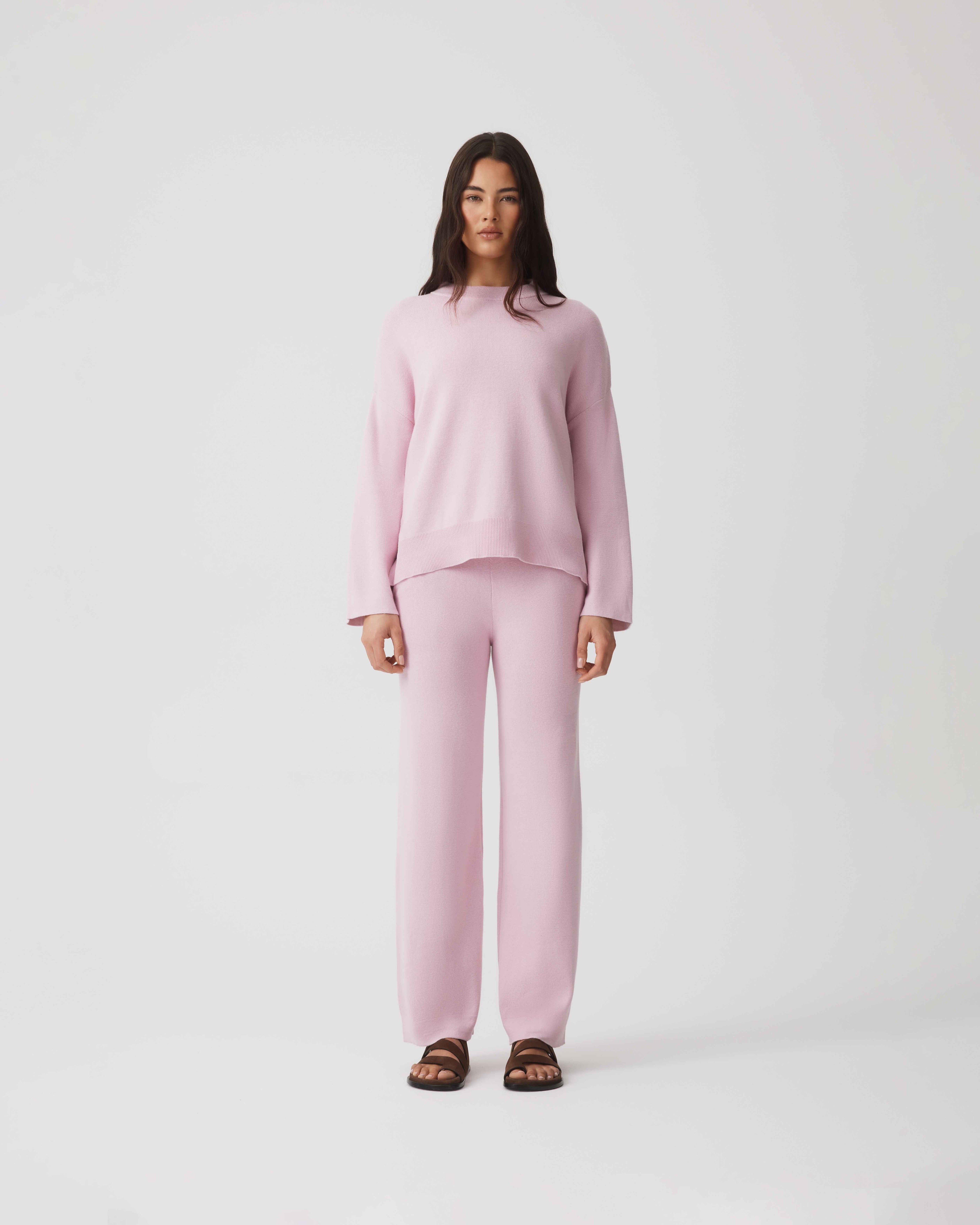 model:Paris|caption:Paris wears a size S|text:#ffffff