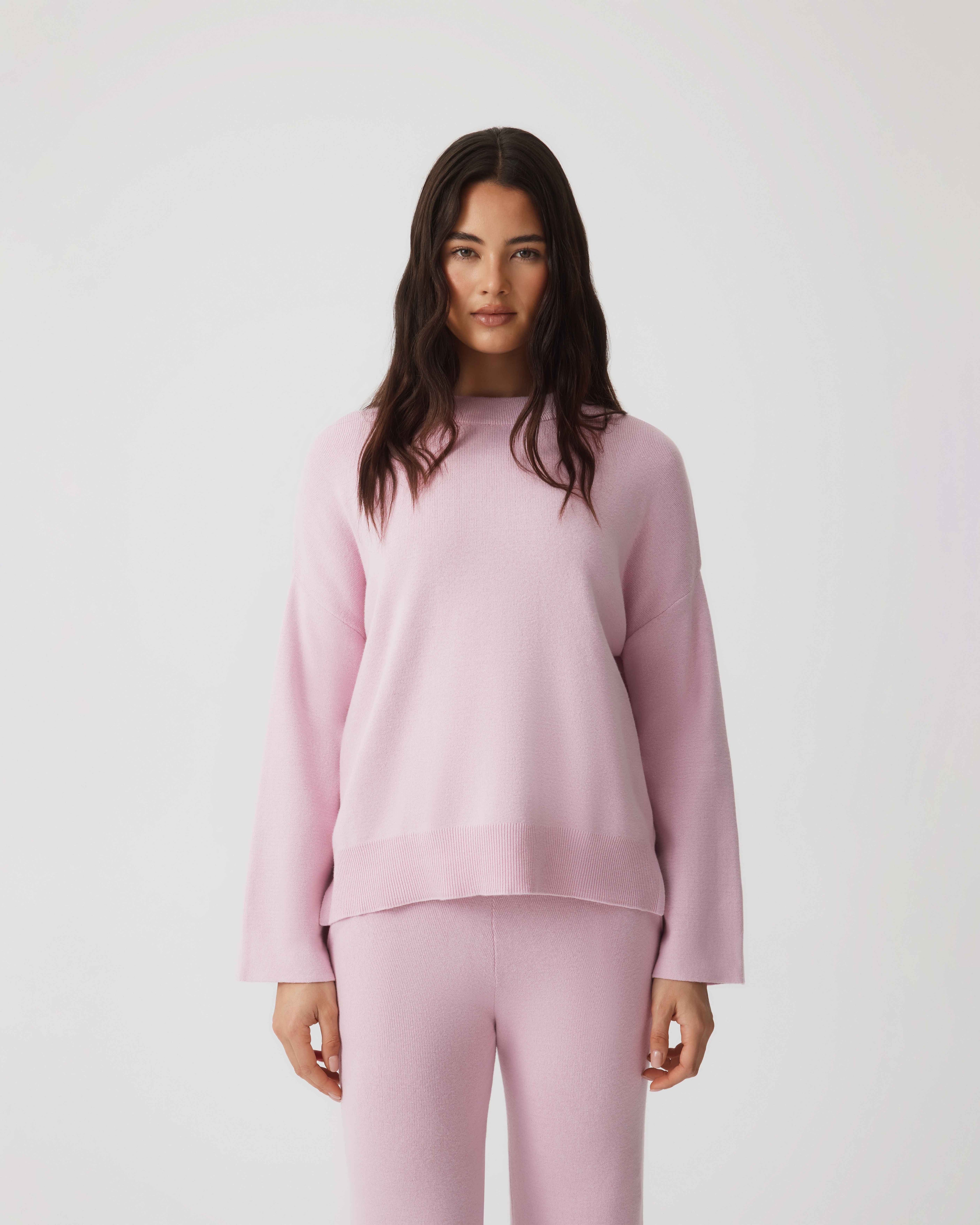 model:Paris|caption:Paris wears a size S|text:#ffffff