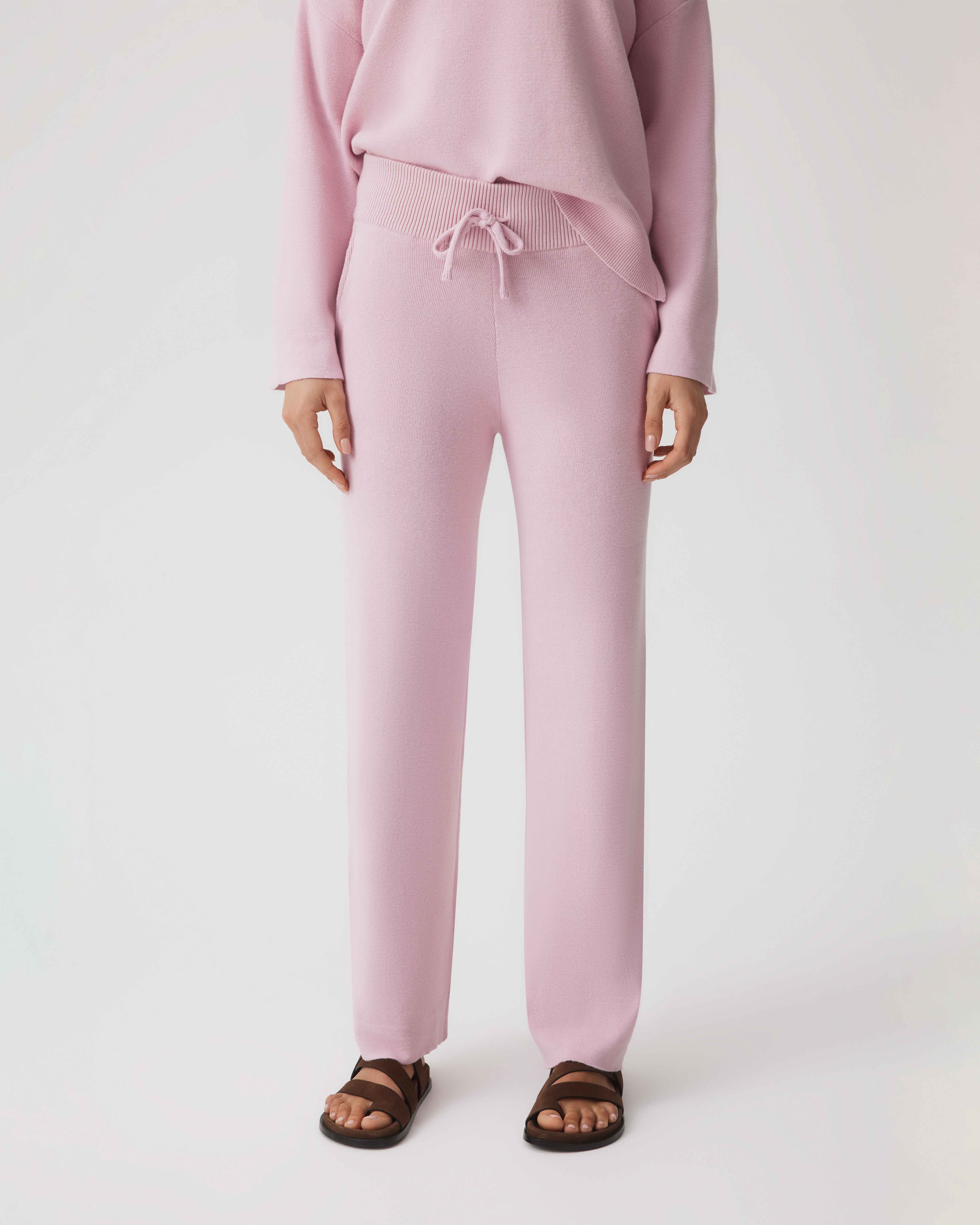 model:Paris|caption:Paris wears a size S|text:#ffffff