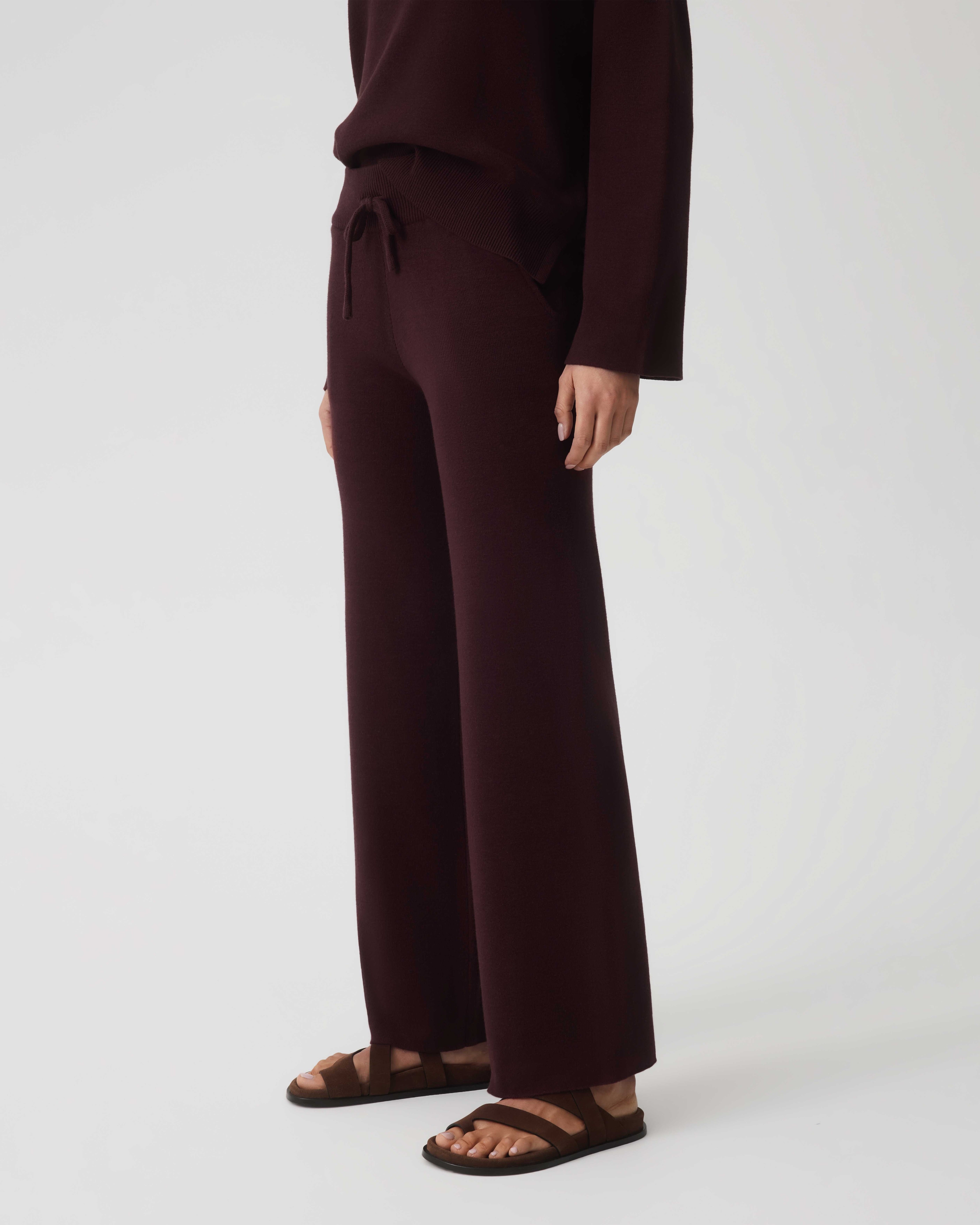 model:Paris|caption:Paris wears a size S|text:#ffffff